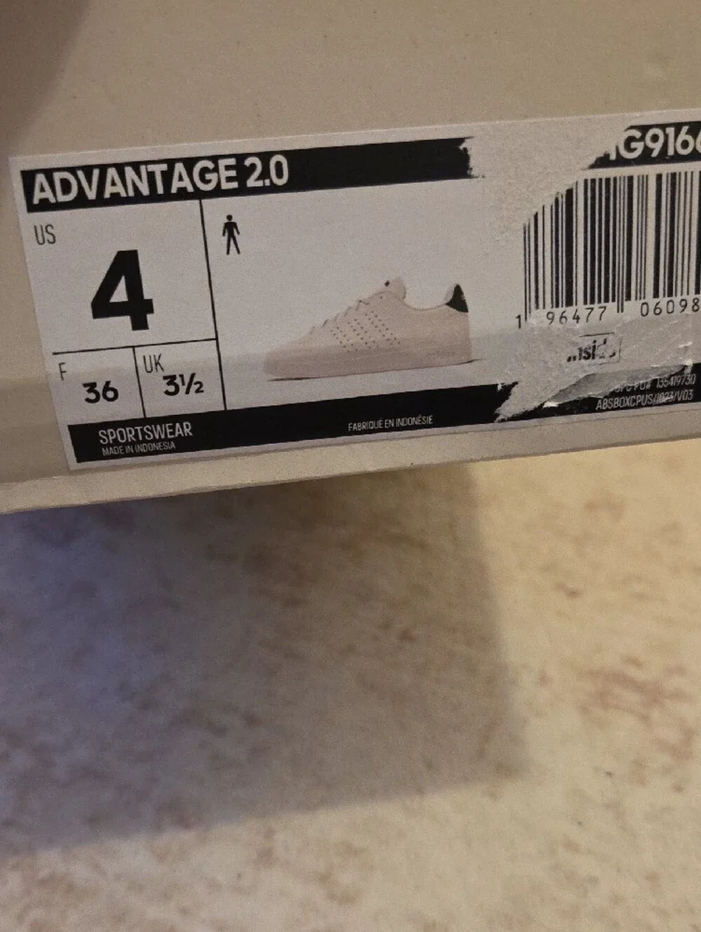 NWT. adidas White Advantage 2.0 Low-Top Sneakers with Subtle Green Heel